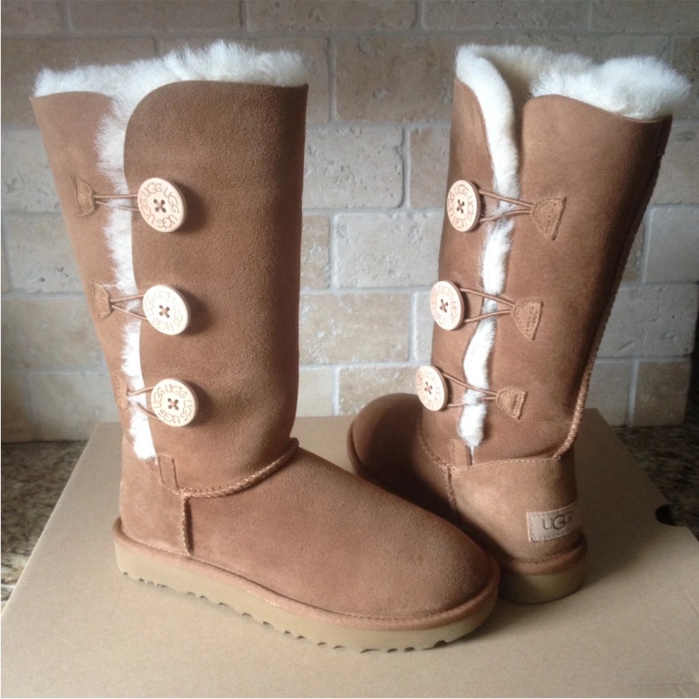 Women’s Bailey Button Triplet UGG boots in Chestnut. Size 5. Worn Once